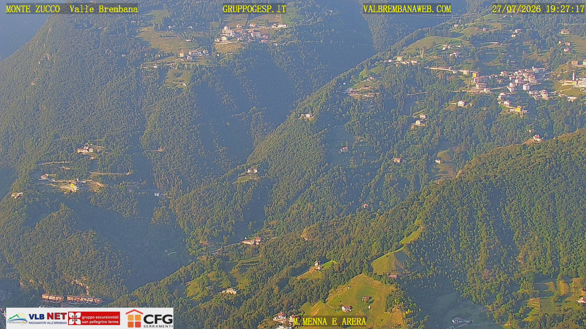 Webcam Monte Zucco – Monte Menna, Pizzo Arera, e in primo piano Monte Gioco e pascoli di Spettino