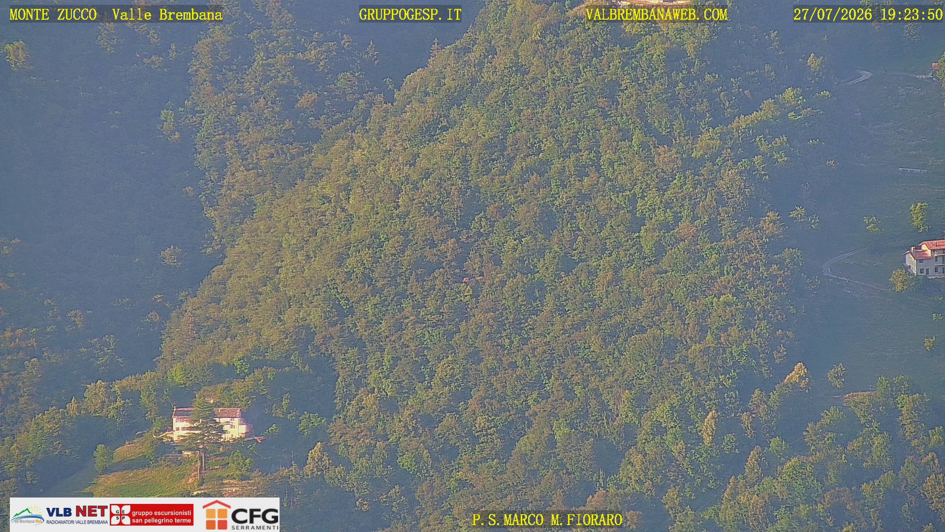 Webcam Monte Zucco – Passo San Marco e Monte Fioraro, in secondo piano Pizzo Badile e Pizzo Cengalo